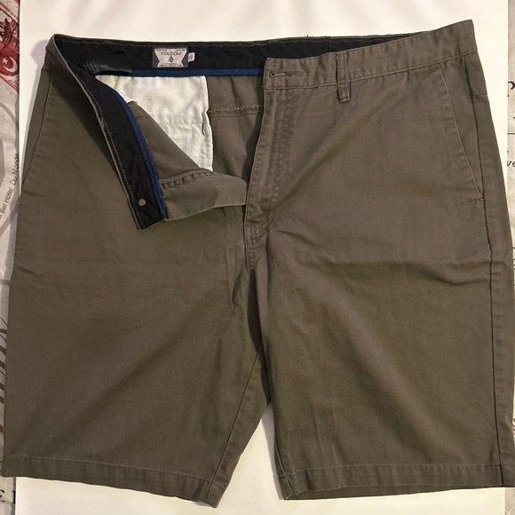 Volcom Other - Volcom Men's Olive Green Flat Front Shorts